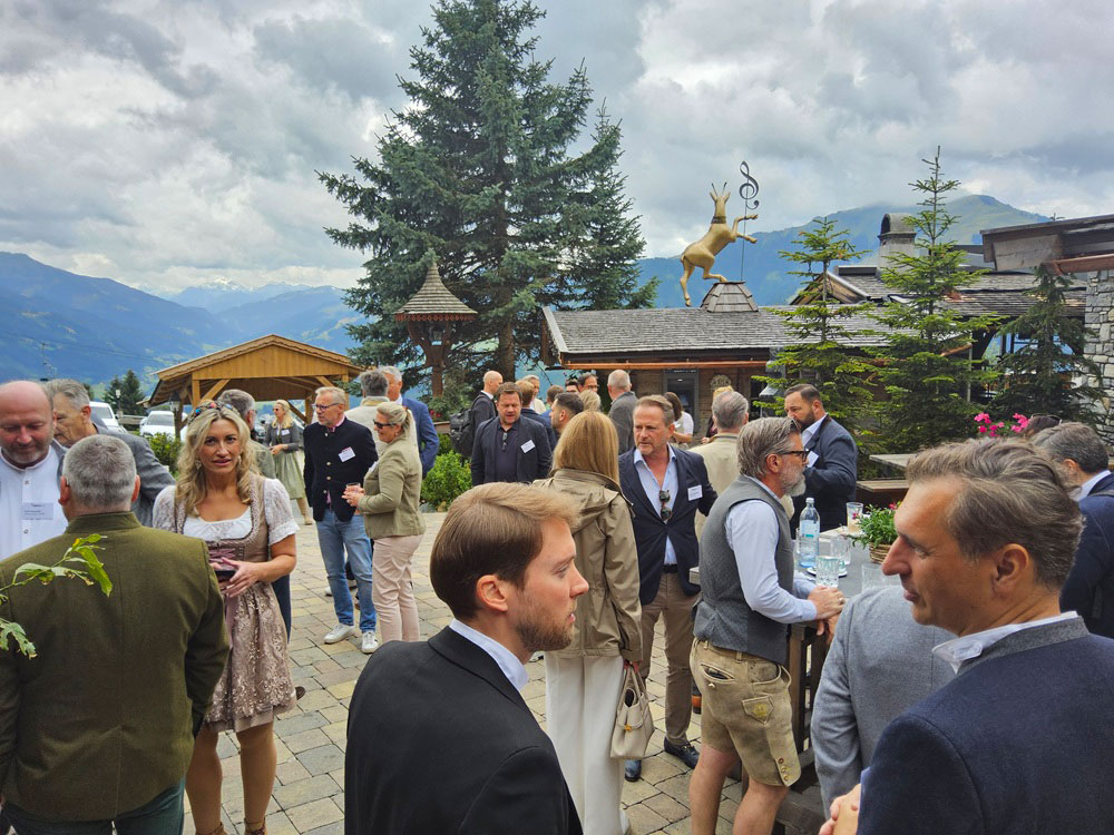Teilnehmer an der AK Hotelimmobilien Sitzung vor Rosi’s Sonnbergstuben mit Blick in Richtung Berge.