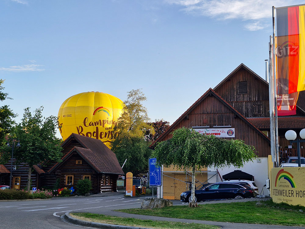 Eingang Campingpark Gitzenweiler Hof mit Heißluftballon