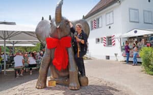 Elefantenskulptur Fany und Heidrun Müller, Platzchefin
