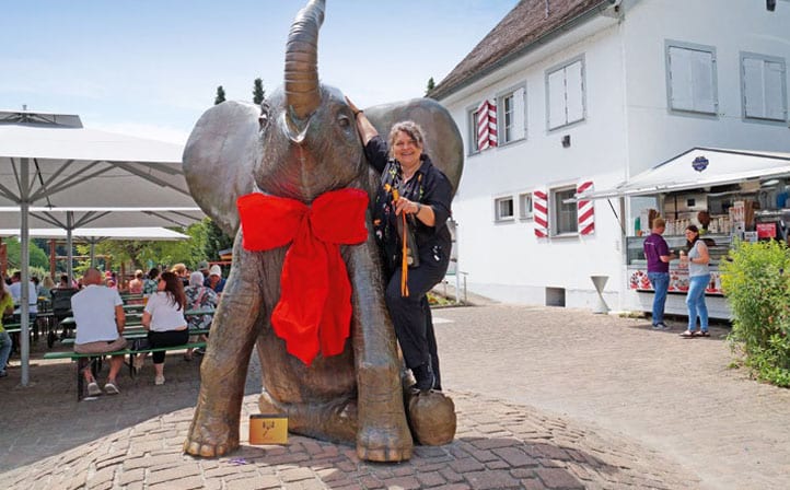 Elefantenskulptur Fany und Heidrun Müller, Platzchefin
